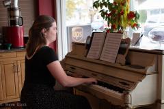 Lady-plays-piano-6538